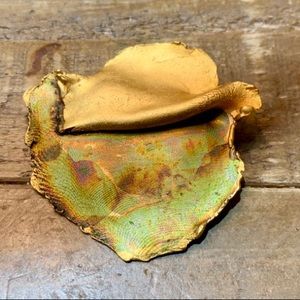 Beautiful goldtone and green pin/pendant